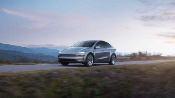 La nuova Tesla Model Y ridefinisce il futuro con design innovativo, maggiore efficienza, comfort migliorato e connettività avanzata.
