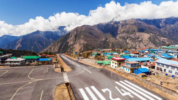 In Nepal, la plastica riciclata viene utilizzata per costruire strade, riducendo i rifiuti e migliorando la durabilità delle infrastrutture.