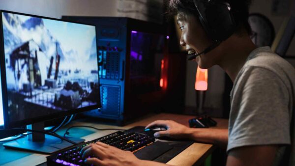 In Cina, le restrizioni sui videogiochi per i minorenni diventano più severe, ma l'industria continua a espandersi.