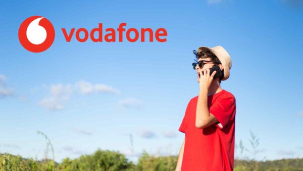 Vodafone offre 100 Giga, 5G e minuti illimitati a 6,99€ al mese per chi passa da operatori virtuali, con un buono Amazon da 10€.