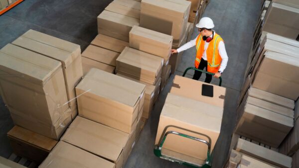 Pacchi a basso costo dalla Cina: è stretta USA e UE, nuove regole in arrivo