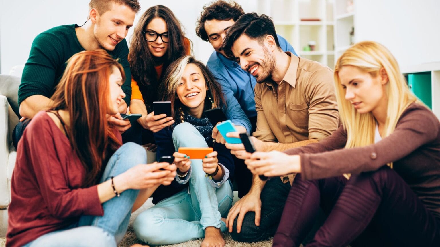 Social Network: gli italiani sono sempre più dipendenti, la media è incredibile