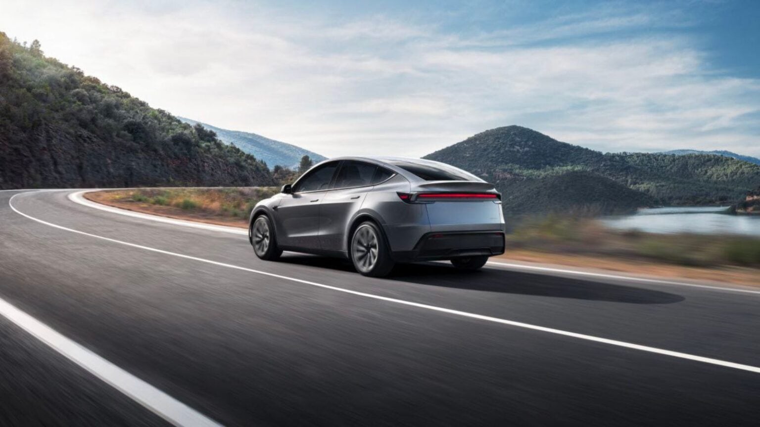 Tesla amplia l'offerta per la Model Y: ci sono nuove varianti in Italia