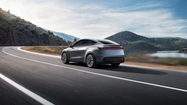 Tesla amplia l'offerta per la Model Y: ci sono nuove varianti in Italia