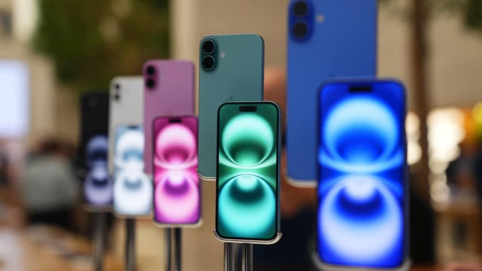 Con l'arrivo di iOS 18.3.1, gli utenti iPhone ne guadagnano in sicurezza e finalmente non vedranno più sparire la tastiera durante la digitazione con Siri.