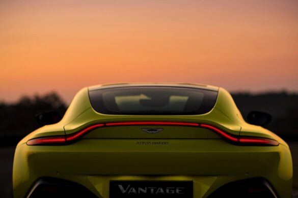 Aston Martin punta all’elettrico ma ci vorrà tempo