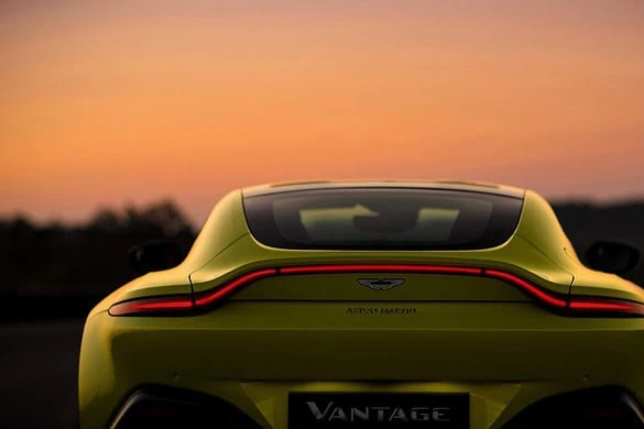 Aston Martin punta all’elettrico ma ci vorrà tempo