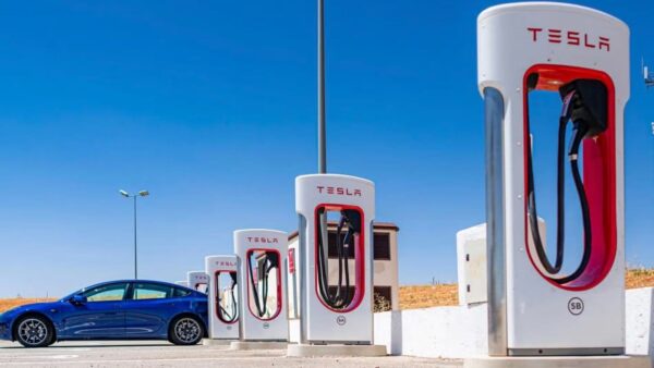 Supercharger V4 Tesla: ricarica più veloce e potenza in aumento