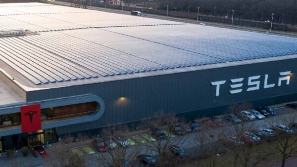 Tesla: l'autonomia delle auto raggiunge anche le fabbriche