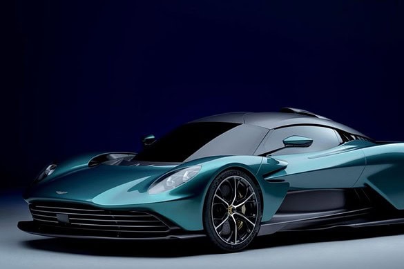 Aston Martin accelera verso un futuro elettrico e più sostenibile