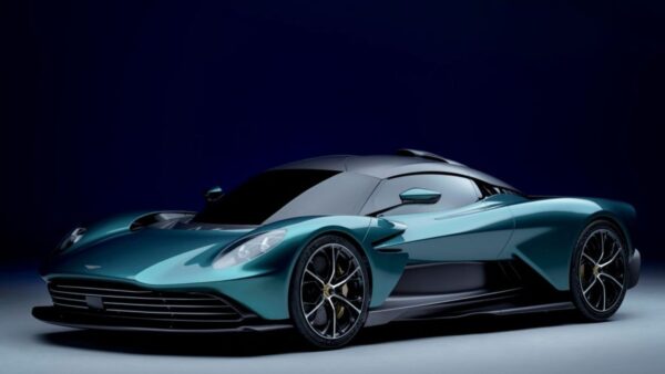 Aston Martin accelera verso un futuro elettrico e più sostenibile