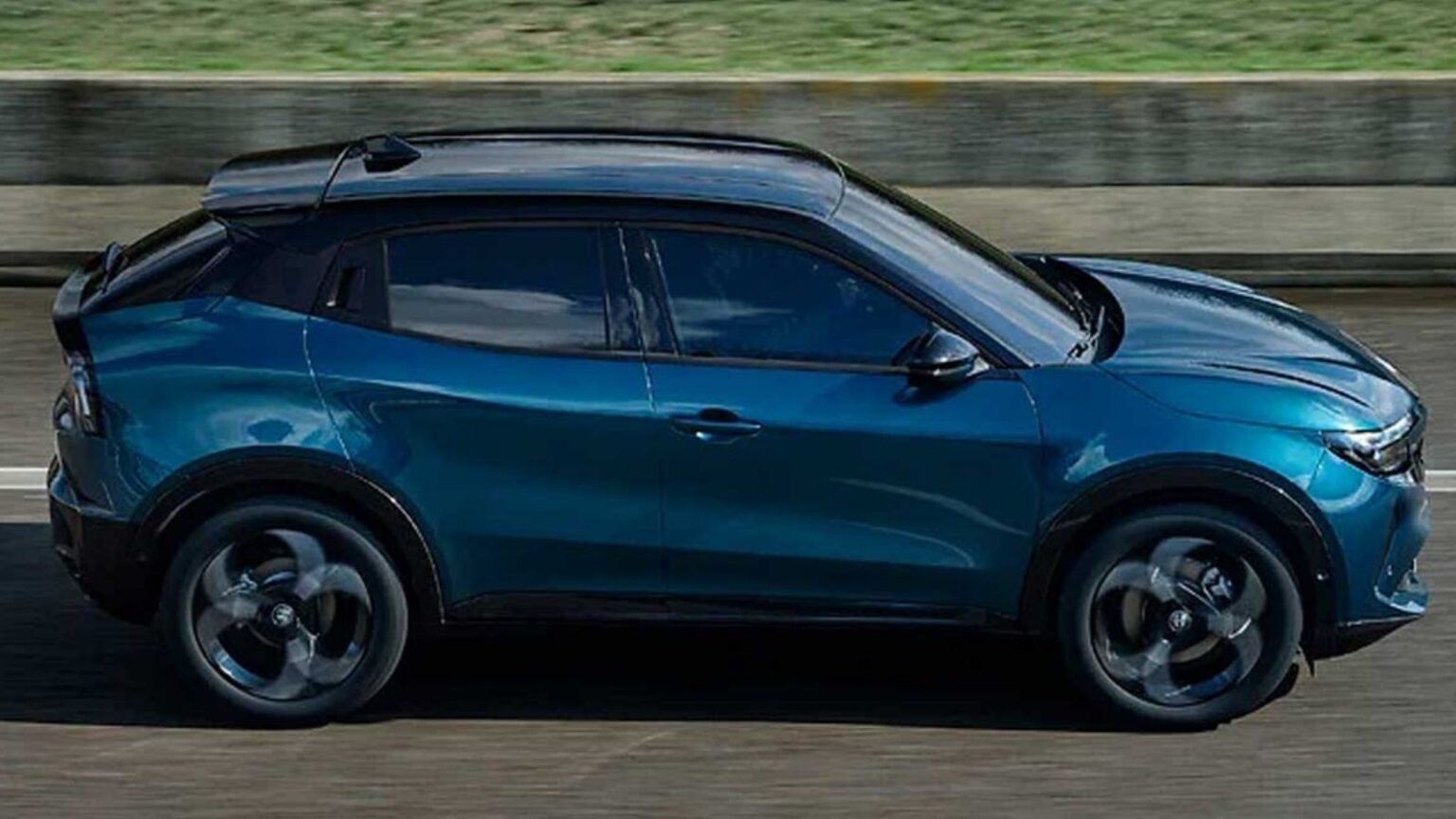 Alfa Romeo Junior Ibrida Q4: eleganza e potenza in versione 4x4