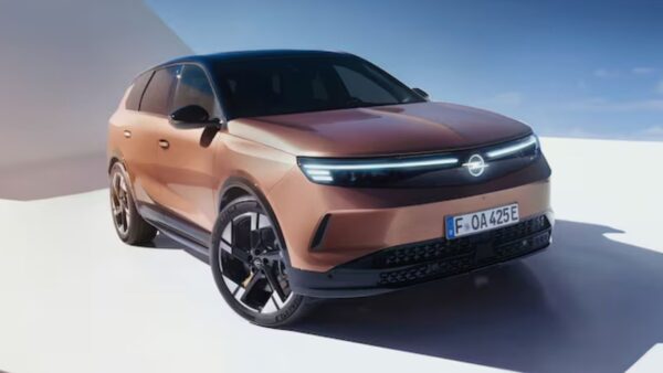 Opel Grandland Ibrida: autonomia eccezionale di 1000 Km solo con un pieno