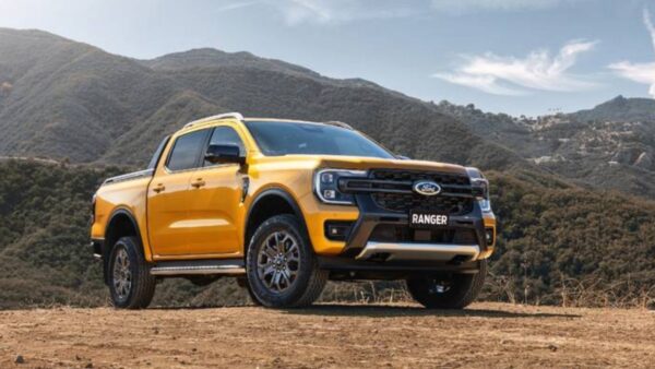 Ford cambia rotta: il futuro è ibrido, addio ai grandi SUV e pickup elettrici