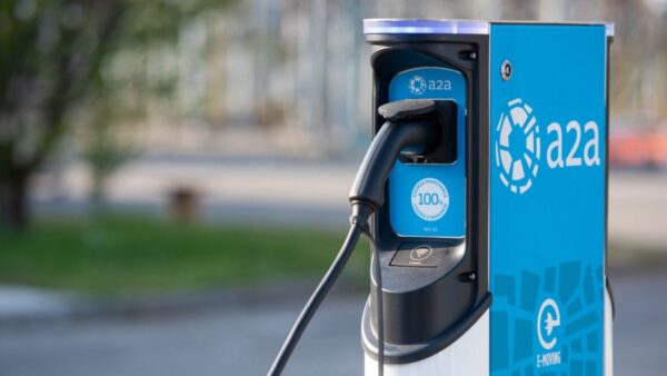 Auto elettriche: ricarica smart grazie a lampioni e colonnine A2A