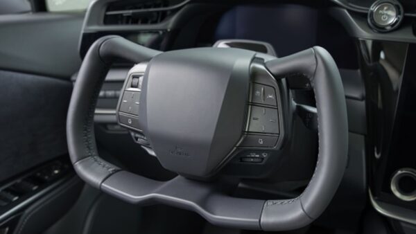 Renault, volante addio: una cloche cambierà la guida delle auto del brand?