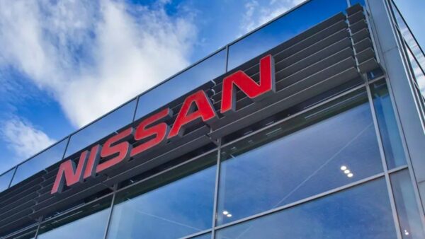 Nissan accelera sull’elettrico e taglia i costi per il futuro