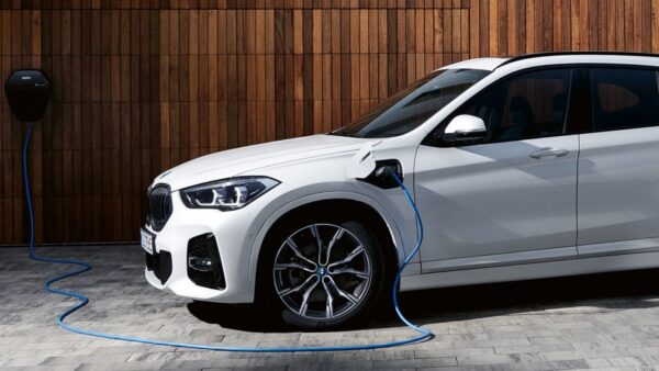 Mercedes-Benz: i motori V8 e V12 sono il futuro dell'elettrificazione?