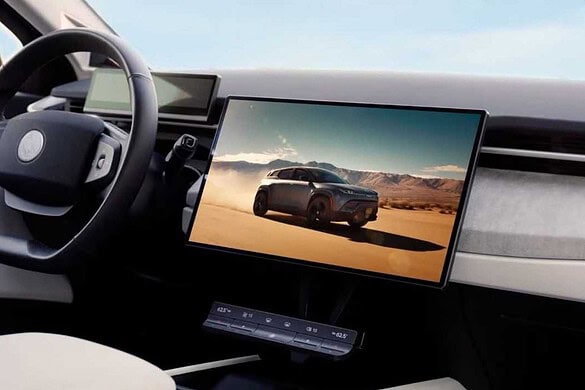 Mercedes rivoluziona il lusso: niente più schermi enormi