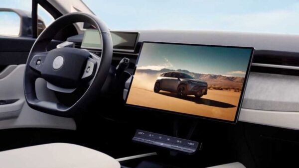 Mercedes rivoluziona il lusso: niente più schermi enormi