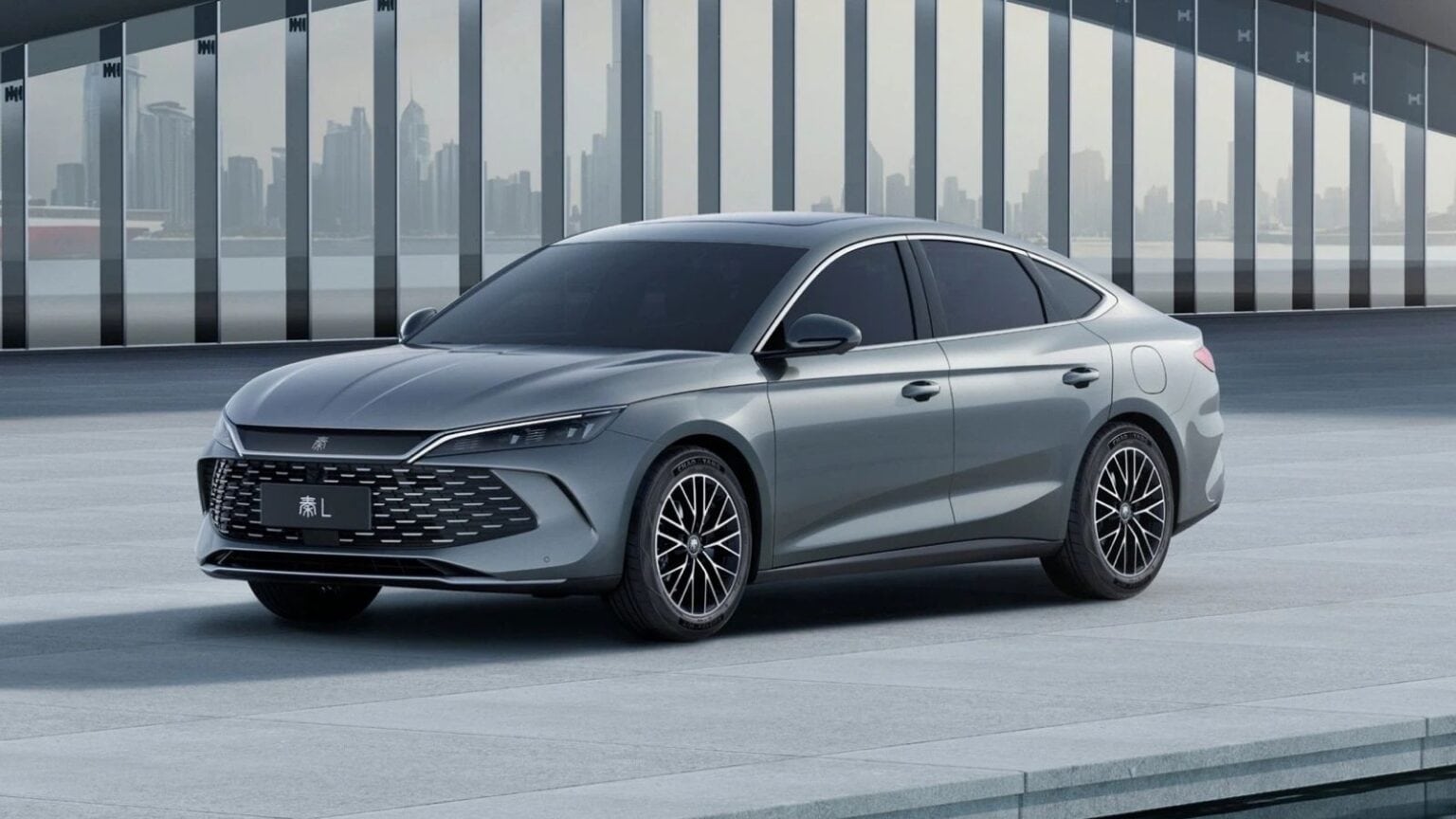 BYD lancia la Qin L EV: la berlina elettrica per le nuove generazioni