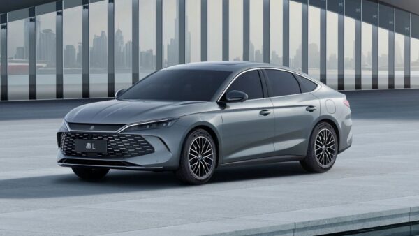 BYD lancia la Qin L EV: la berlina elettrica per le nuove generazioni