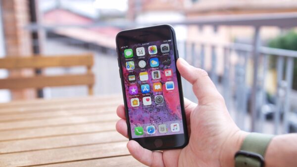 iPhone SE trasportato in un telefono Windows