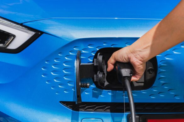 Auto elettriche, colonnine di ricarica presso i distributori di carburante
