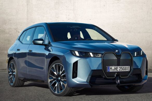 BMW iX 2025: più potenza grazie al restyling
