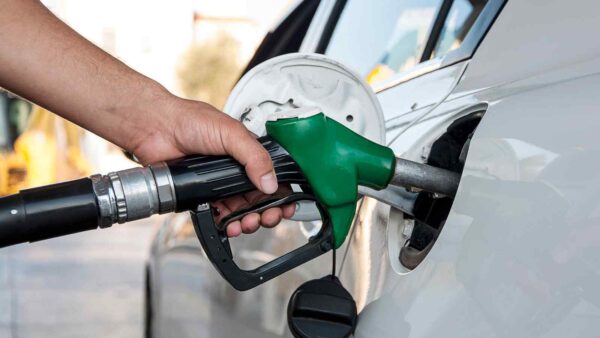 Gli e-fuel sono poco efficienti e costosi per le auto, mentre l’elettrico resta l’alternativa più sostenibile per la mobilità su strada.
