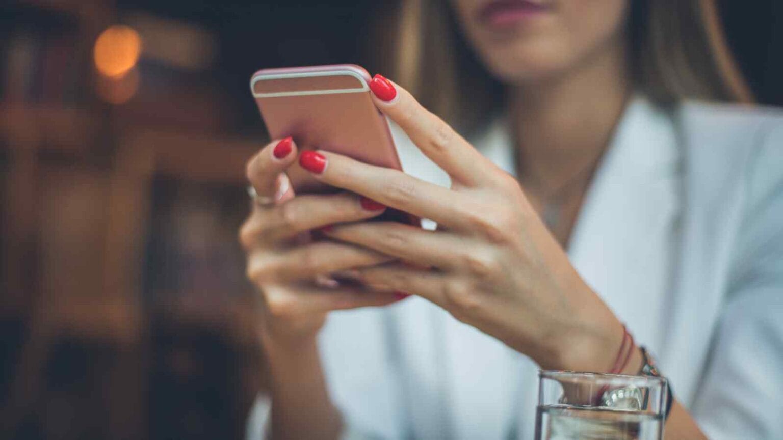 Trascorriamo in media 8 ore al giorno davanti agli schermi, con un aumento preoccupante dell'uso dello smartphone, soprattutto per i giochi.