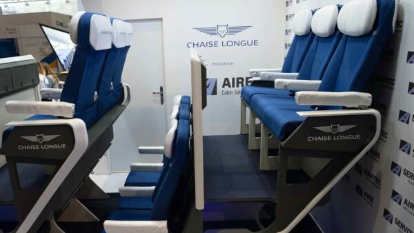 Airbus testa i sedili a due livelli per ottimizzare lo spazio sugli aerei, ma il progetto divide tra entusiasmo e dubbi sul comfort.