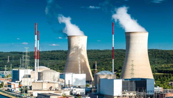 La Russia avanza nella costruzione della prima centrale nucleare egiziana a El Dabaa, con reattori di ultima generazione e supporto tecnico.