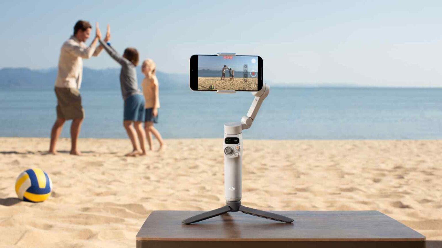 DJI presenta Osmo Mobile 7, lo stabilizzatore smart che migliora la qualità video con tracking avanzato, leggerezza e funzioni pro.