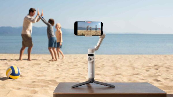 DJI presenta Osmo Mobile 7, lo stabilizzatore smart che migliora la qualità video con tracking avanzato, leggerezza e funzioni pro.