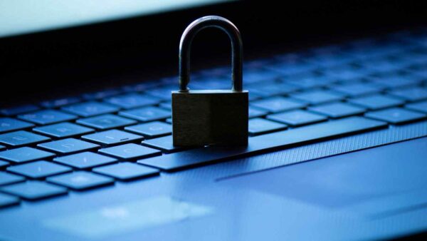 Sempre più aziende e governi bloccano DeepSeek per timori sulla sicurezza dei dati e possibili legami con il governo cinese.