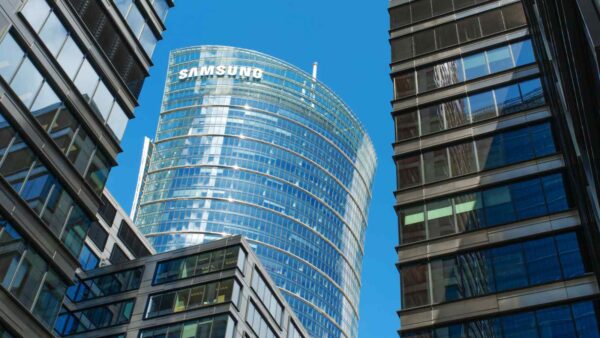 Samsung lancia il Galaxy G Fold, un pieghevole tri-fold da 10 pollici che segna una nuova evoluzione nel mercato degli smartphone.
