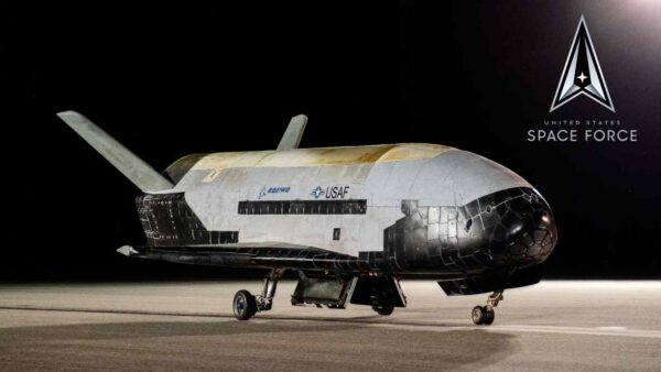 La Space Force svela l'X-37B in orbita, testando nuove tecnologie spaziali in una missione segreta, mentre la Cina sviluppa spazioplani simili.