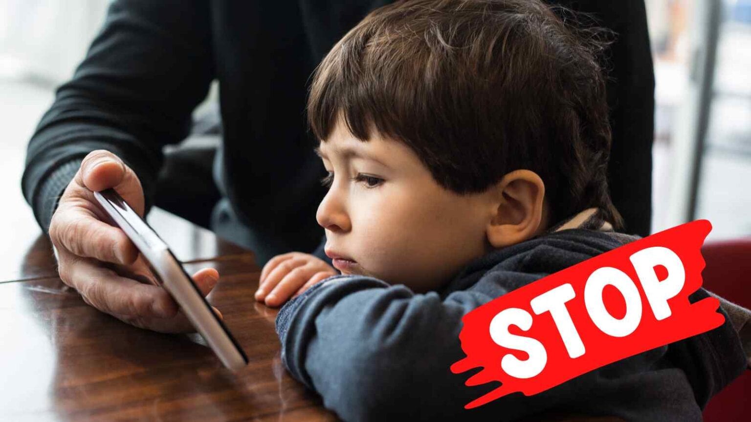 Alcune scuole e genitori in Francia e UK sperimentano il divieto di smartphone per ridurre ansia e distrazioni nei giovani.