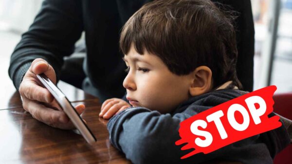Alcune scuole e genitori in Francia e UK sperimentano il divieto di smartphone per ridurre ansia e distrazioni nei giovani.