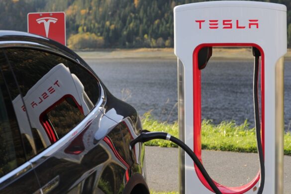 Supercharger: Tesla annuncia l’arrivo del sistema di coda virtuale