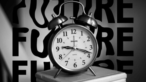 Un nuovo studio suggerisce che, nel mondo quantistico, il tempo potrebbe scorrere sia avanti che indietro, sfidando la nostra percezione.
