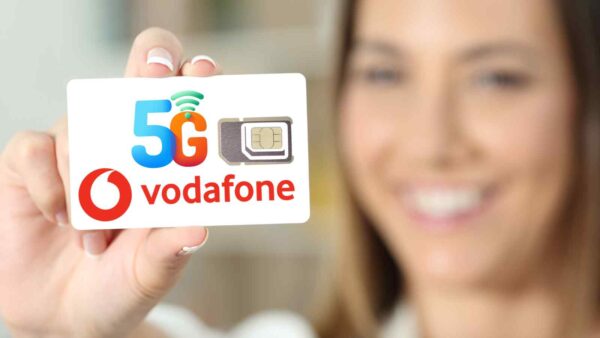 Vodafone lancia un'offerta a 9,99€ al mese con minuti, SMS illimitati e 150 GB, anche in 5G, per chi passa da altri operatori.