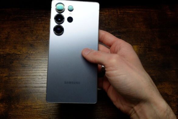 Samsung Galaxy S25 Ultra, utenti si lamentano: le cornici delle fotocamere si staccano