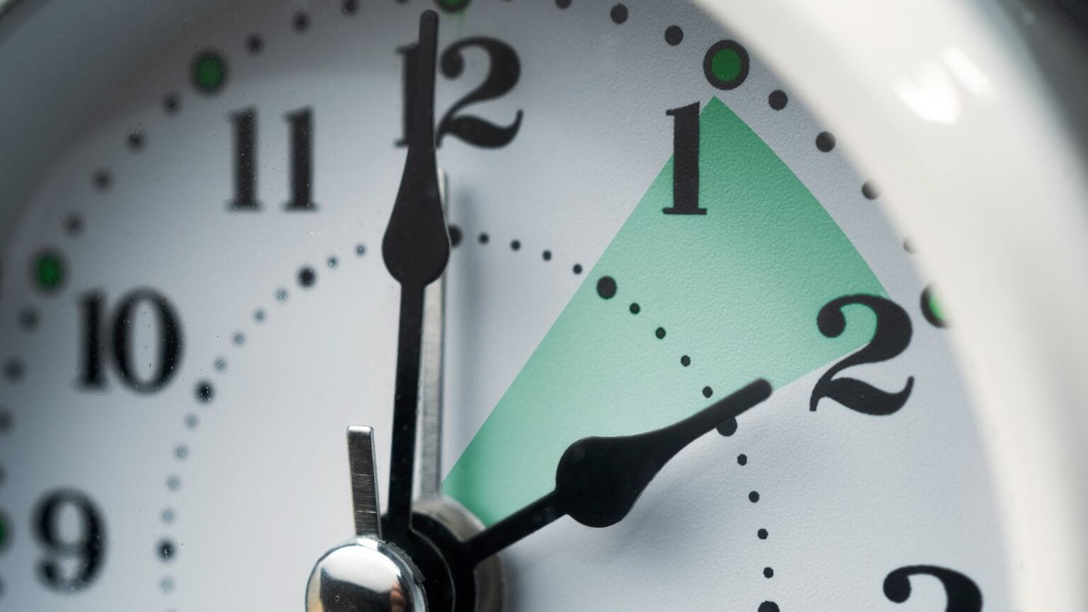 Ora legale 2025, da sabato notte cambia l'orario: ecco perché conviene