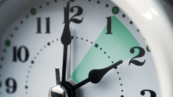 Ora legale 2025, da sabato notte cambia l'orario: ecco perché conviene