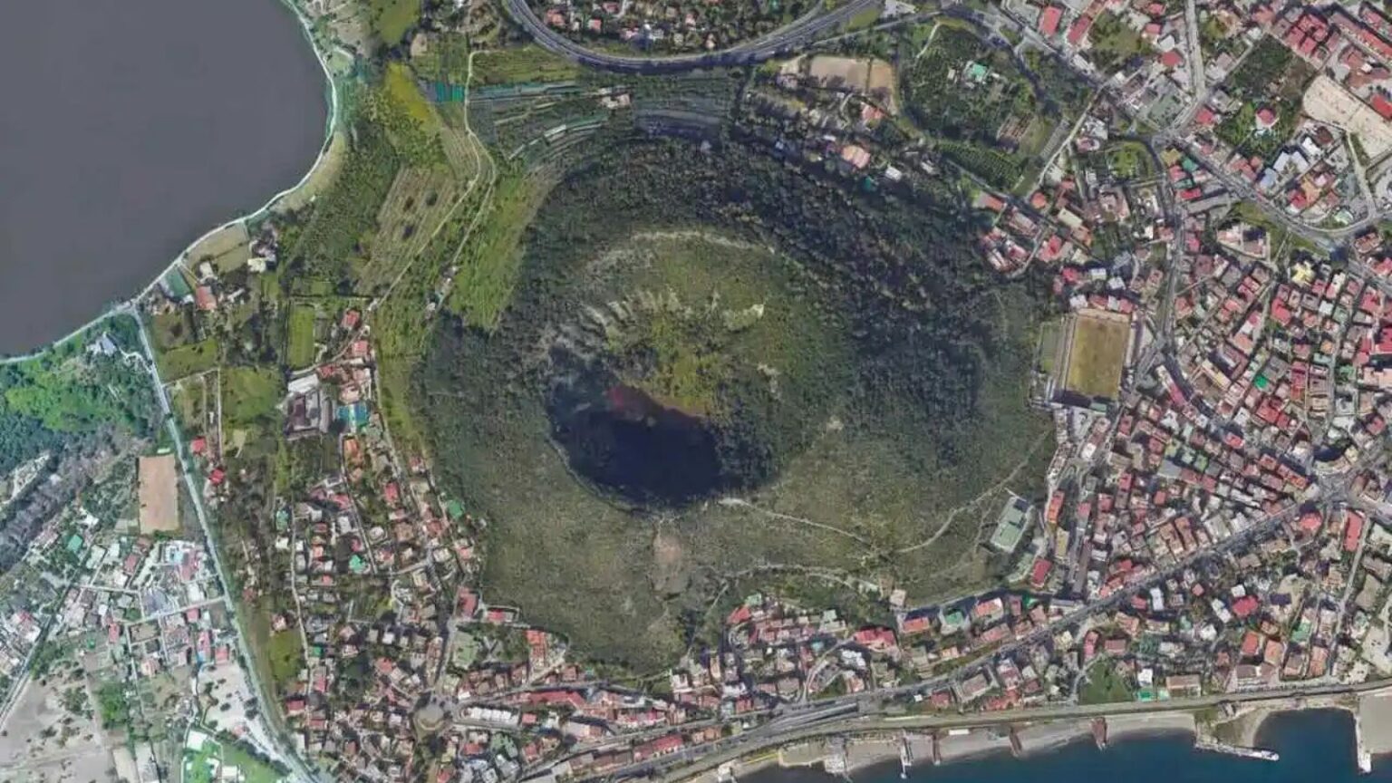 Campi Flegrei: l'innovativo metodo per prevedere i terremoti arriva dallo spazio