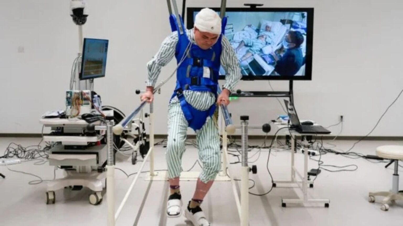 Cina: il chip che "guarisce" la paralisi e fa tornare le persone a camminare