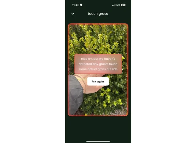 Touch Grass app che blocca lo smartphone finché non si fotografa l'erba vera