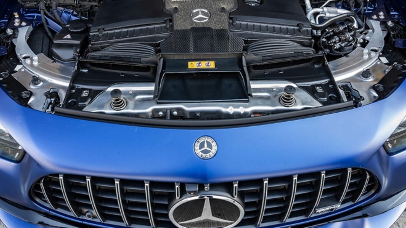 Mercedes torna al motore a combustione: arriva un nuovo V8
